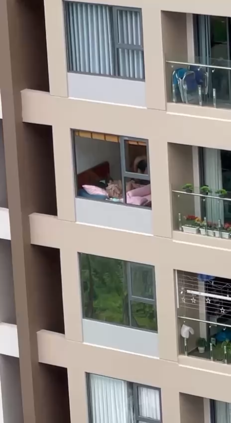 Quay lén cặp đôi làm tình ở chung cư đối diện